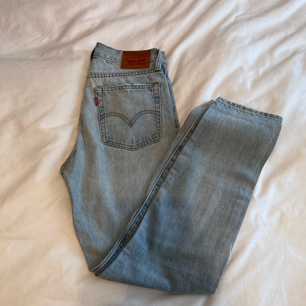 Levi’s Wedgie Fit Jean size 25 ripped knees